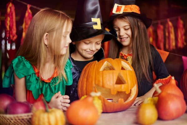 group-of-children-carving-pumpkins-600x400.jpg